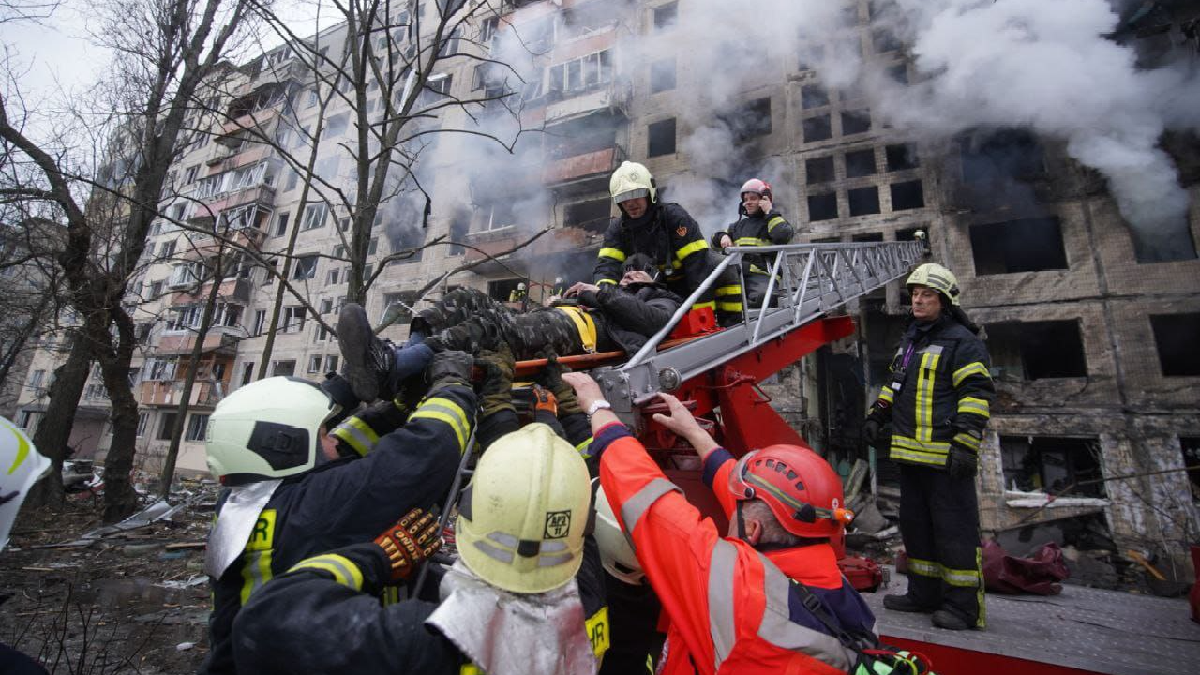 Пожар в жилом доме Киева: Джеппар призывает мир ввести самые строгие санкции против России и защитить небо над Украиной